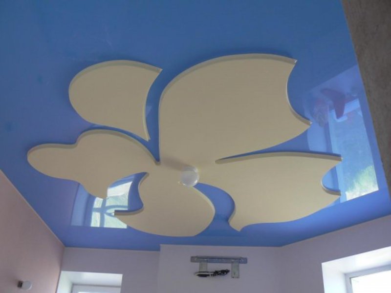Голубой двухуровневый натяжной потолок