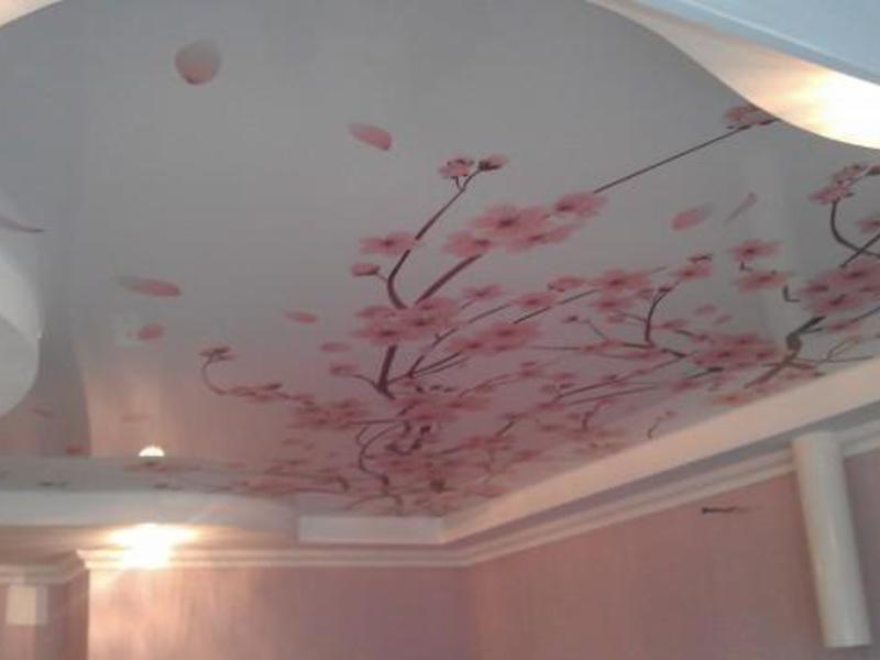 Тканевый натяжной потолок с изображением цветов