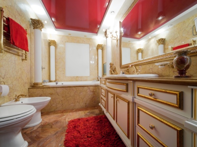 Натяжной потолок в ванной комнате красного цвета