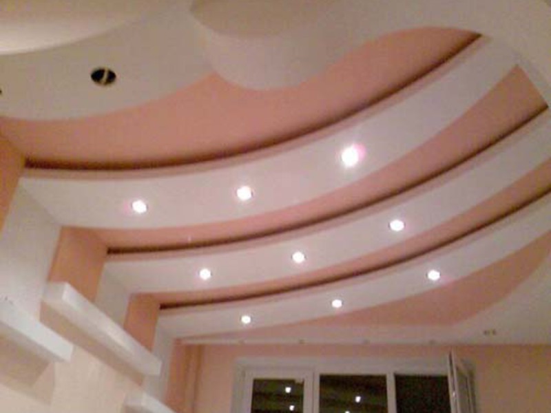 Розовый потолок из гипсокартона