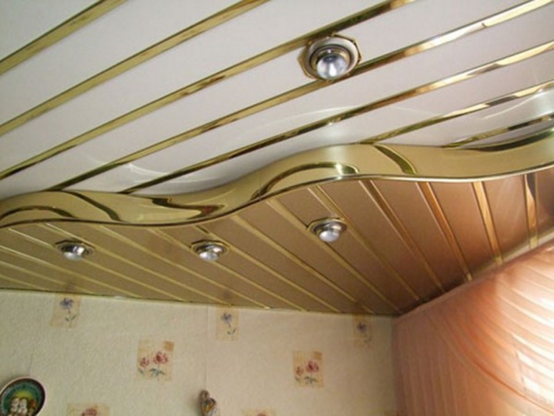 Реечный потолок в два уровня