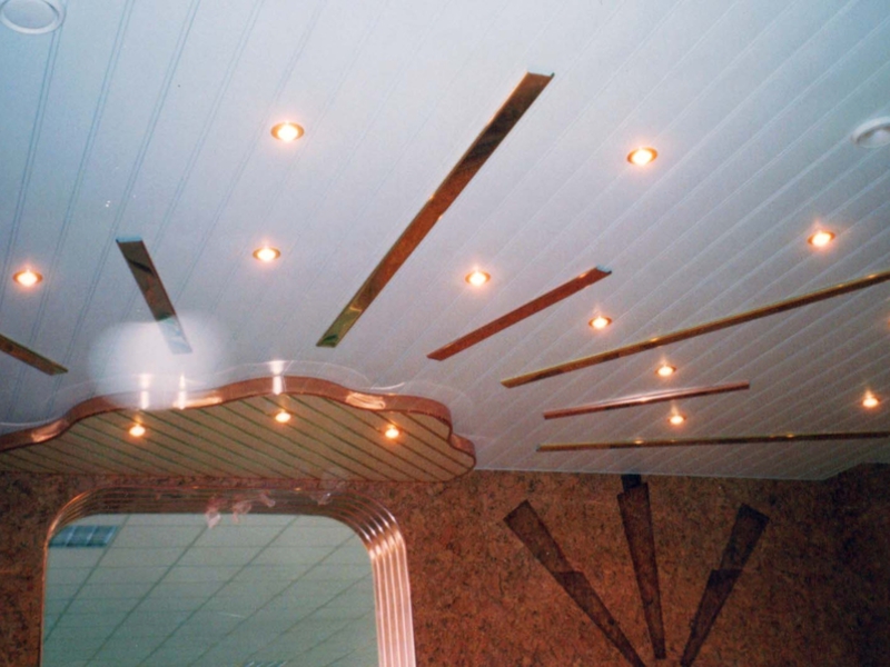 Красивый реечный потолок с подсветкой