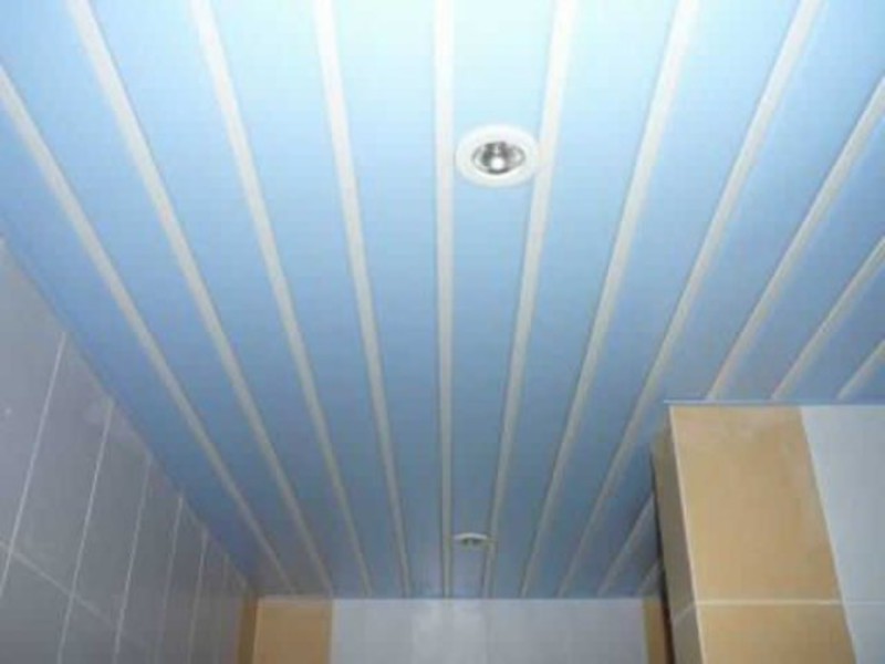 Реечный потолок в голубых тонах