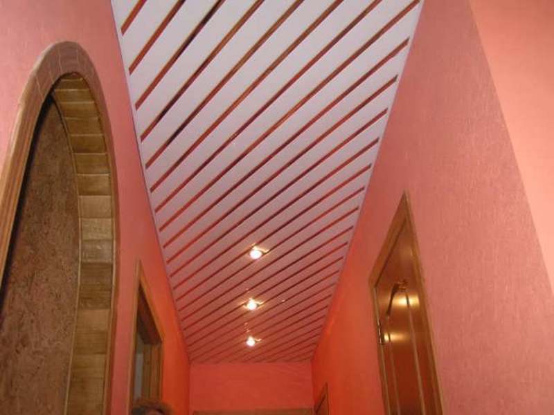 Реечный потолок в сочетании с красными стенами