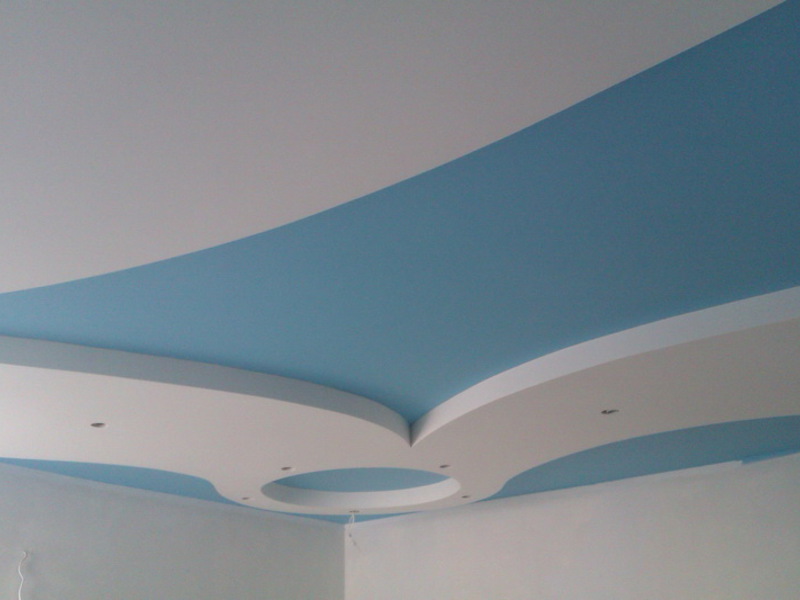 Потолок в два уровня бело-голубой
