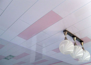 Потолок с отделкой из пластиковых панелей  двух цветов