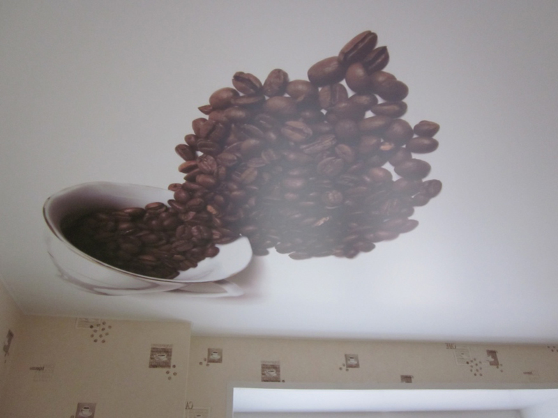 Кофейные зерна на потолке в кухне