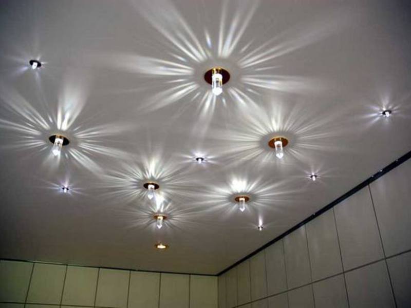 Оригинальные светильники для натяжных потолков