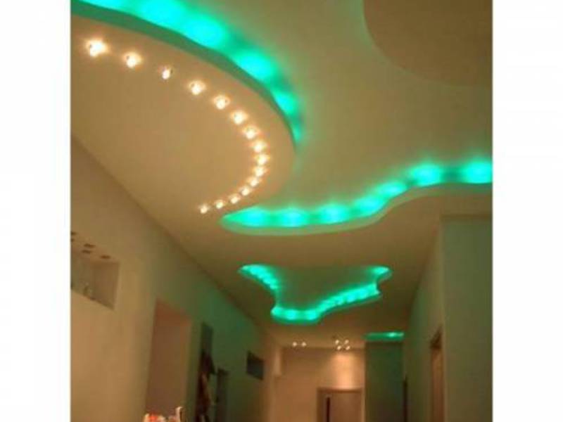 Зеленая светодиодная подсветка потолка