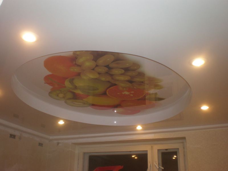 Двухуровневый потолок в кухне с фруктами