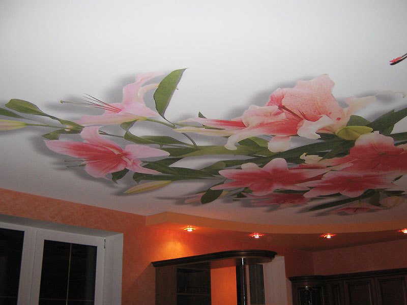 Натяжной потолок 3D с цветочным рисунком