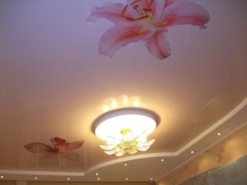 Натяжной потолок с цветочной тематикой