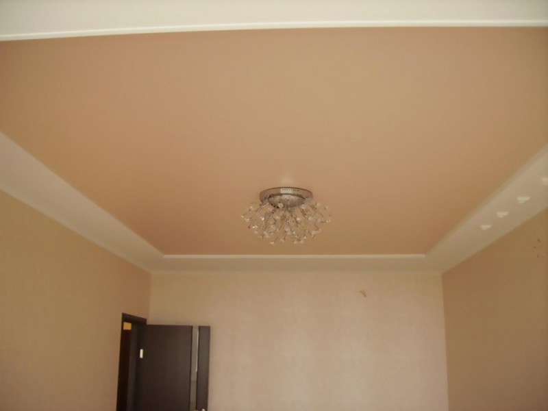 Матовый потолок кремового цвета
