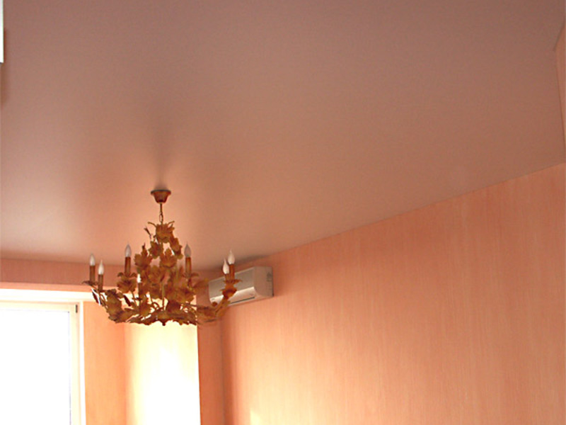 Матовый натяжной потолок под цвет стен