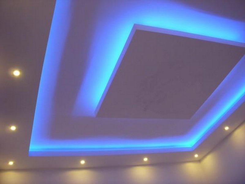 Потолок со скрытой подсветкой голубого цвета