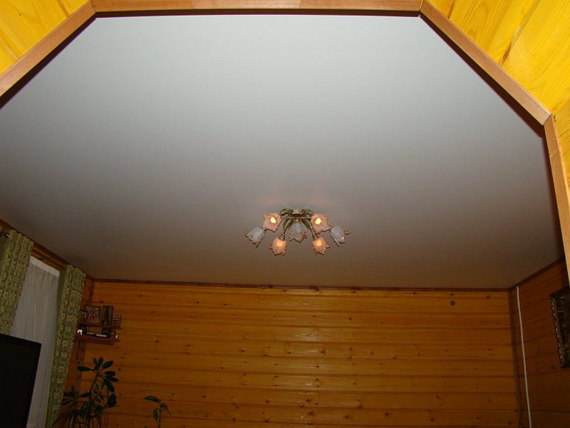Как сделать натяжные потолки в деревянном доме