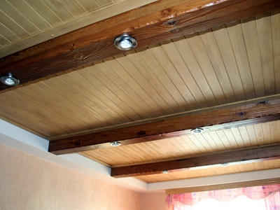 Декоративные деревянные балки на потолок: идеи, материалы, сочетания цветов