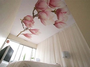 Натяжной потолок с орхидеей 