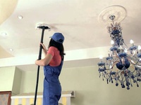 Процесс мытья потолка