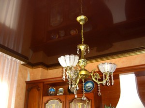 Натяжной потолок с карнизом под золото из интерьерного багета