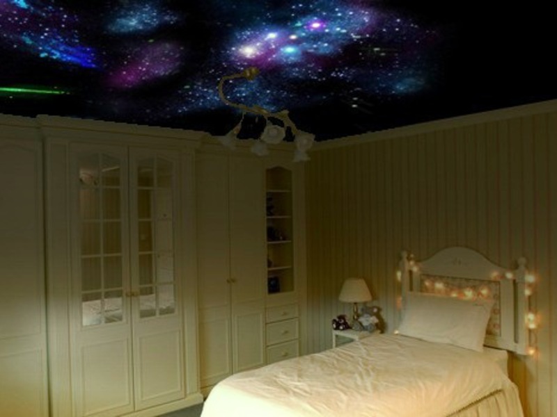 Звездное небо в интерьере спальни