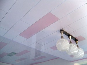 Как крепить пластиковые панели к потолку
