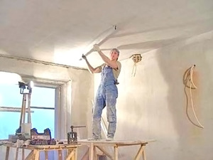 Как штукатурить потолок своими руками