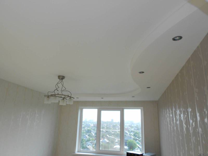 Двухуровневый потолок из гипсокартона в гостиной