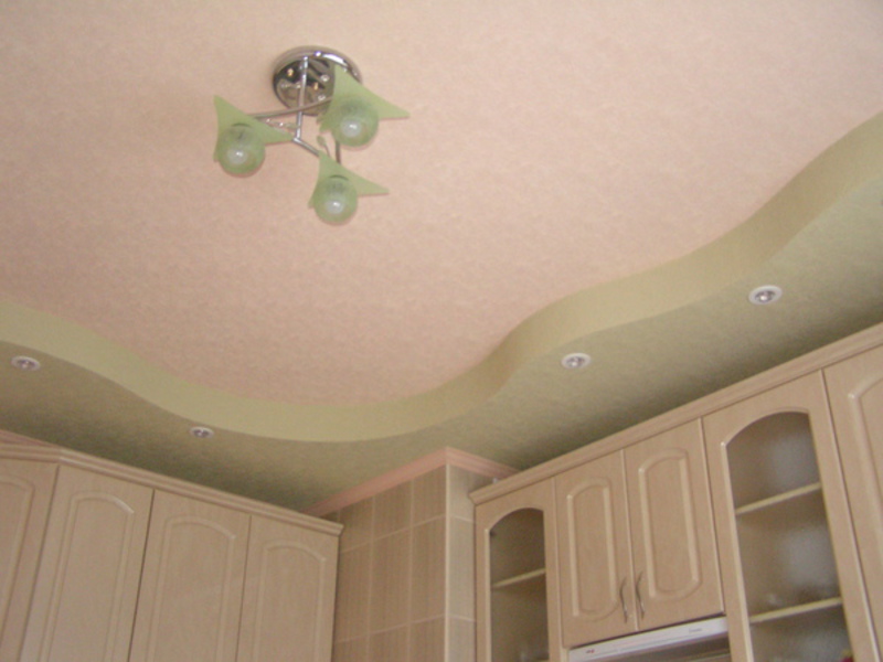 Потолок из гипсокартона в двух цветах на кухне
