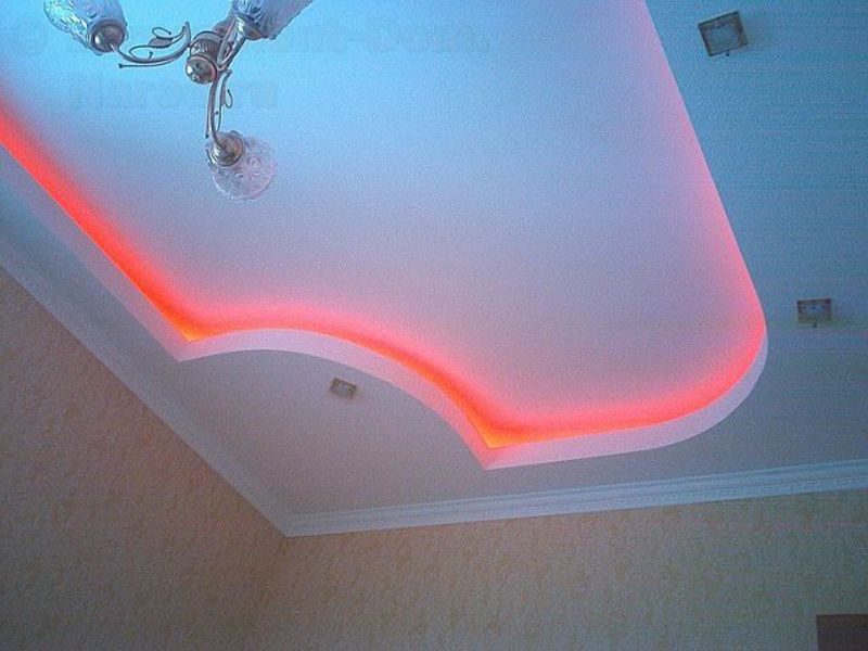 Потолок из гипсокартона с красной с подсветкой