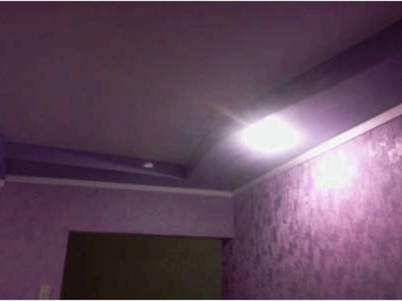 Фиолетовый потолок из гипсокартона