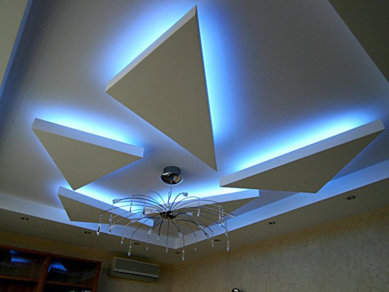 Гипсокартонная конструкция на потолке с голубой подсветкой
