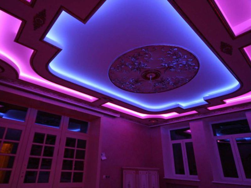Многоуровневый потолок с фиолетовой подсветкой