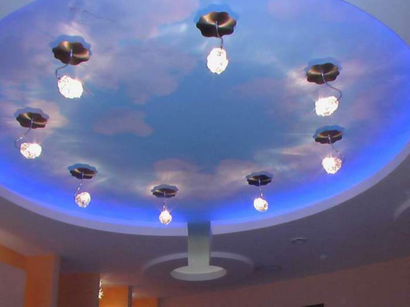Необычное освещение потолка из гипсокартона
