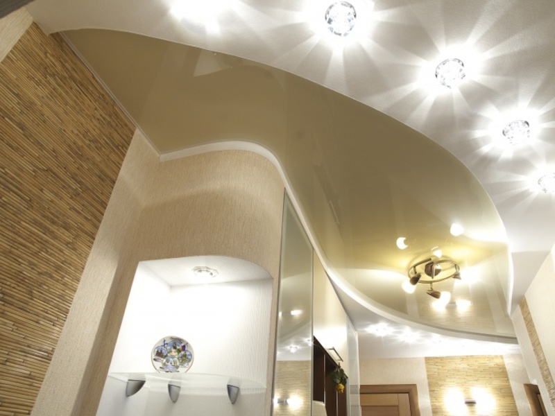 Интерьер комнаты с точечными светильниками на потолке