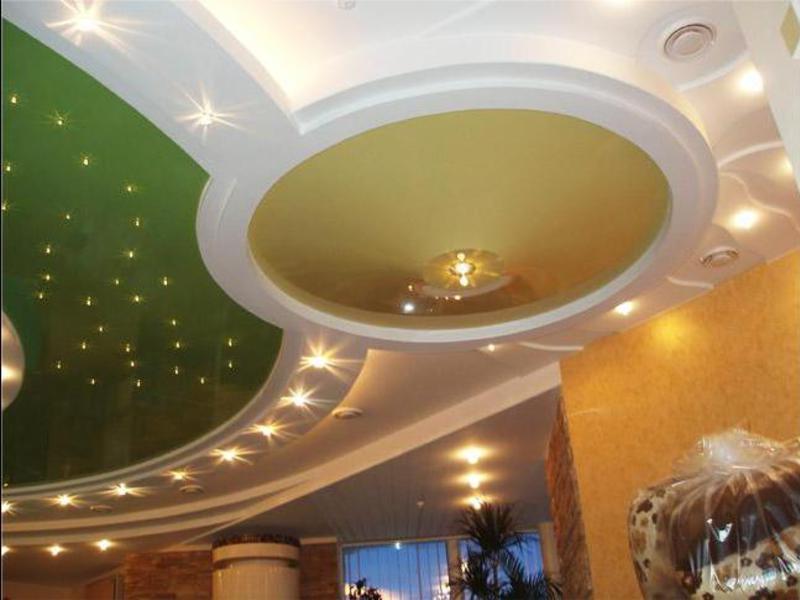 Дизайн комнаты с точечными светильниками на потолке