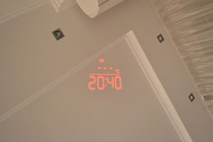 Виды настольных часов с проекцией на потолок