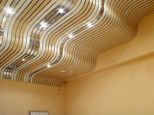 Волнообразный реечный потолок