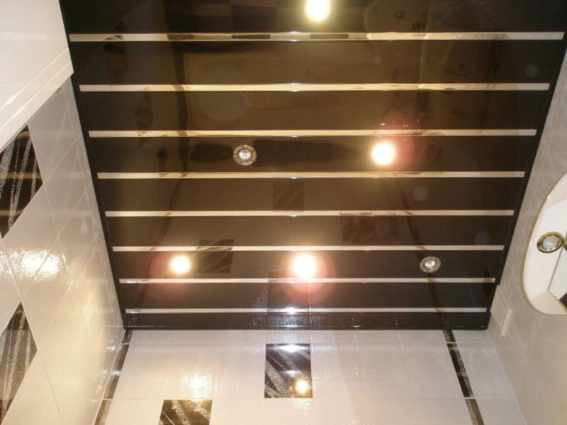 Потолок из панелей черного цвета
