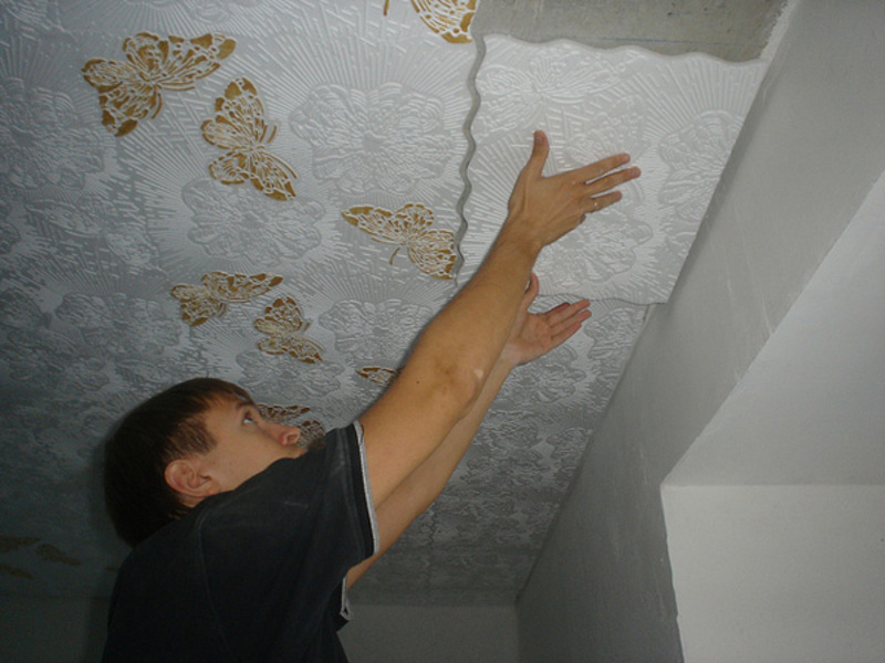 Технология поклейки плитки на потолок
