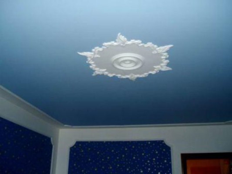 Голубой цвет крашеного потолка