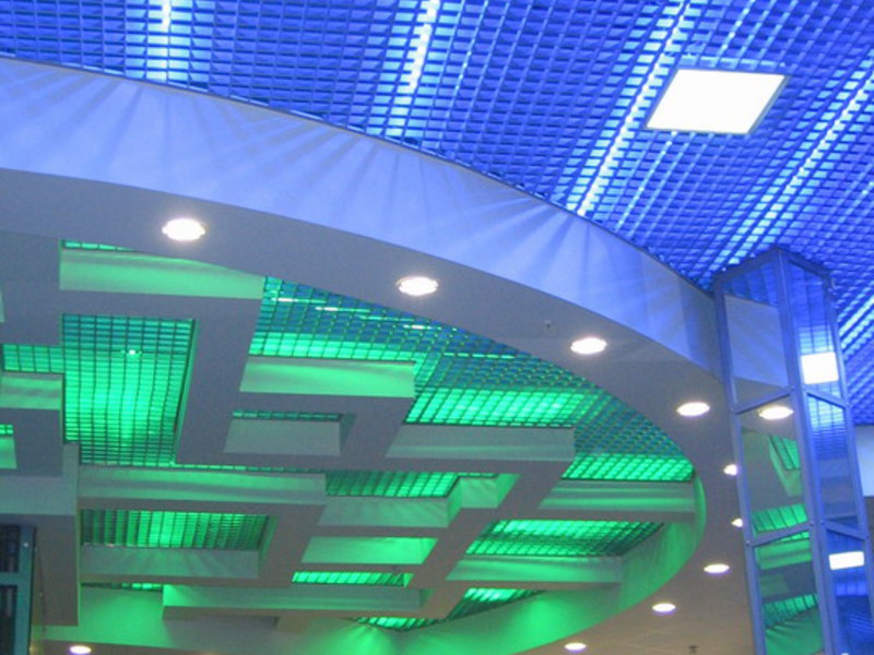 Зеленая подсветка с синим на потолке Грильято