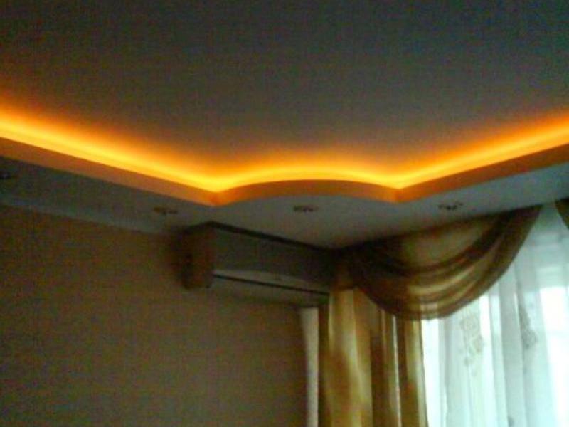 Потолок со светоидиодными лентами