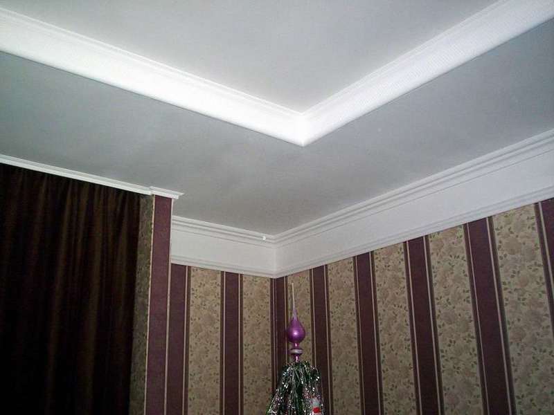 Потолочный плинтус на потолке