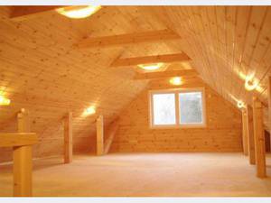 Мансардный деревянный потолок