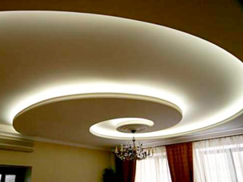 Сложная форма потолка со скрытой подсветкой - гипсокартон позволяет многое
