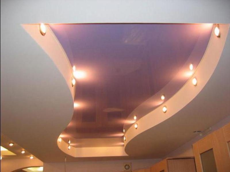 Вариант двухуровневого потолка с привлекательной подсветкой