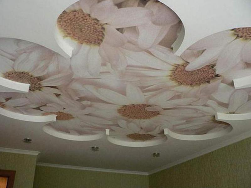 Гипсокартонный потолок в цветочном стиле - утонченное решение