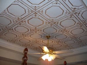 Клеевые потолки в гостиной