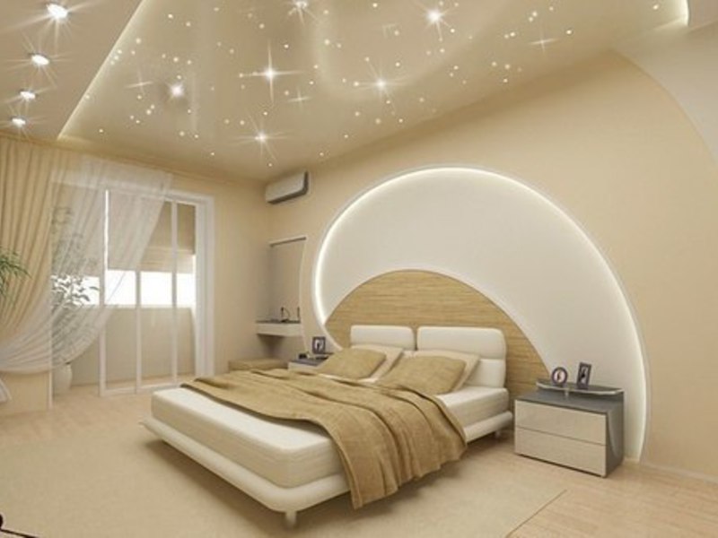 Необычный натяжной потолок в спальне